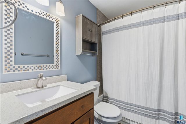 1912 S Hunters Cir Circle, Sioux Falls, SD 57103