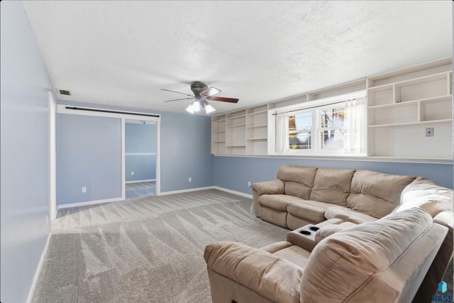 1912 S Hunters Cir Circle, Sioux Falls, SD 57103