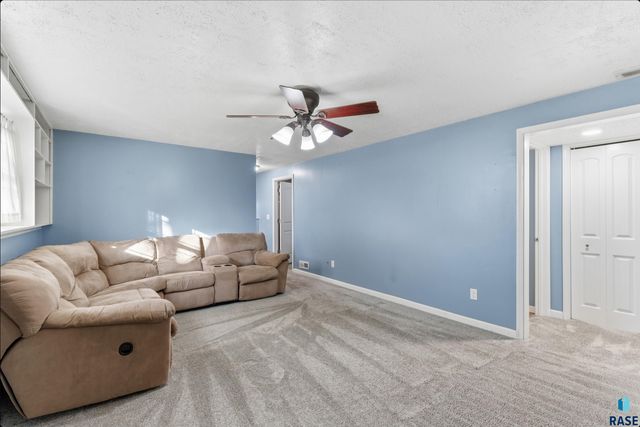 1912 S Hunters Cir Circle, Sioux Falls, SD 57103