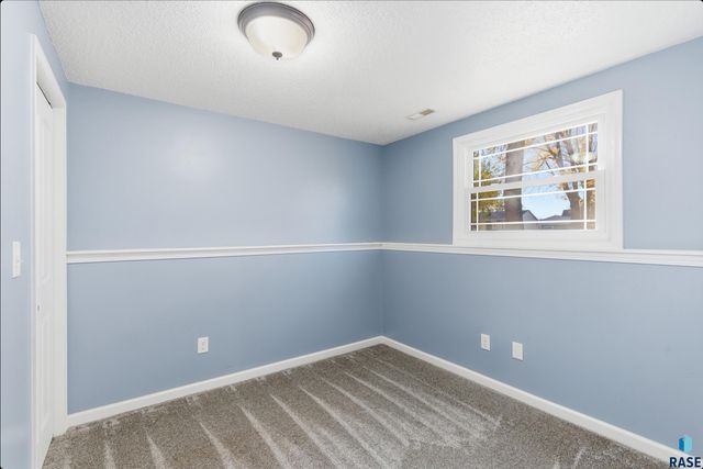 1912 S Hunters Cir Circle, Sioux Falls, SD 57103