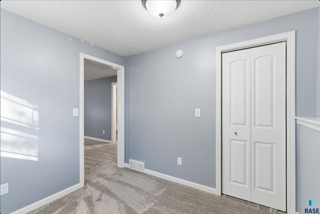 1912 S Hunters Cir Circle, Sioux Falls, SD 57103