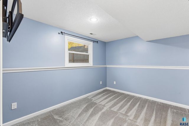 1912 S Hunters Cir Circle, Sioux Falls, SD 57103