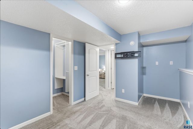 1912 S Hunters Cir Circle, Sioux Falls, SD 57103