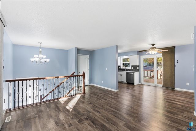 1912 S Hunters Cir Circle, Sioux Falls, SD 57103