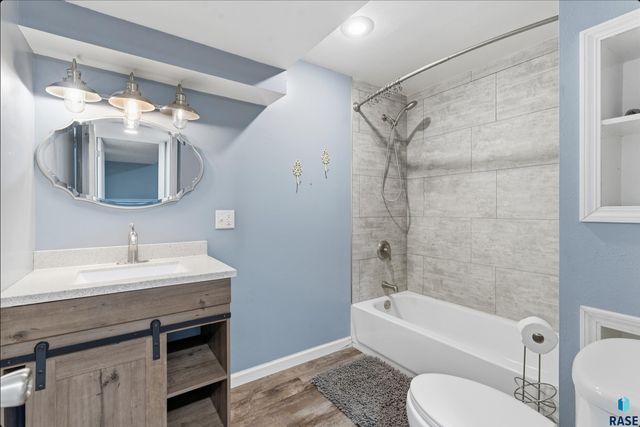 1912 S Hunters Cir Circle, Sioux Falls, SD 57103