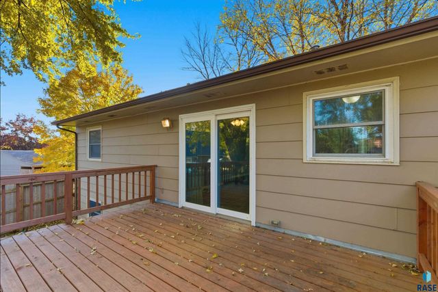 1912 S Hunters Cir Circle, Sioux Falls, SD 57103