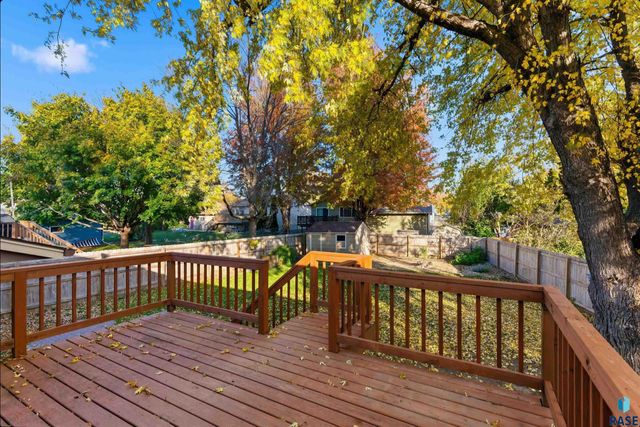 1912 S Hunters Cir Circle, Sioux Falls, SD 57103