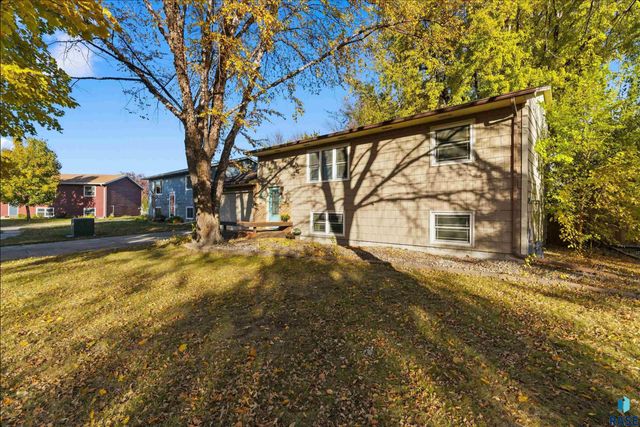 1912 S Hunters Cir Circle, Sioux Falls, SD 57103