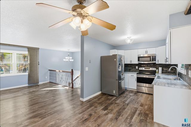 1912 S Hunters Cir Circle, Sioux Falls, SD 57103