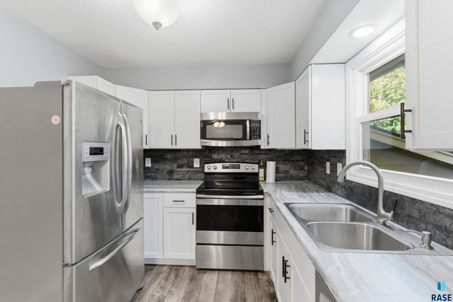 1912 S Hunters Cir Circle, Sioux Falls, SD 57103