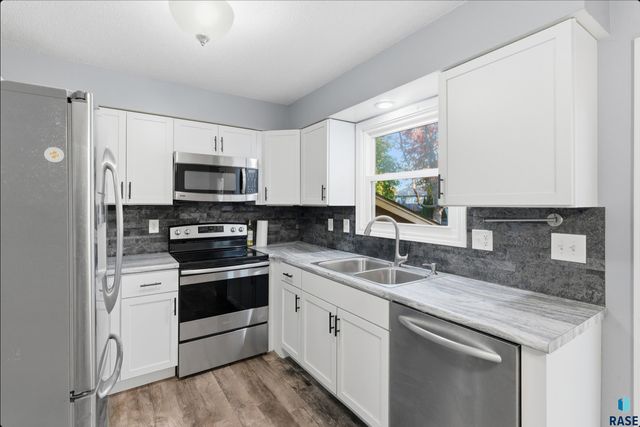 1912 S Hunters Cir Circle, Sioux Falls, SD 57103