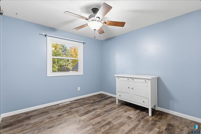 1912 S Hunters Cir Circle, Sioux Falls, SD 57103