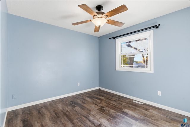 1912 S Hunters Cir Circle, Sioux Falls, SD 57103