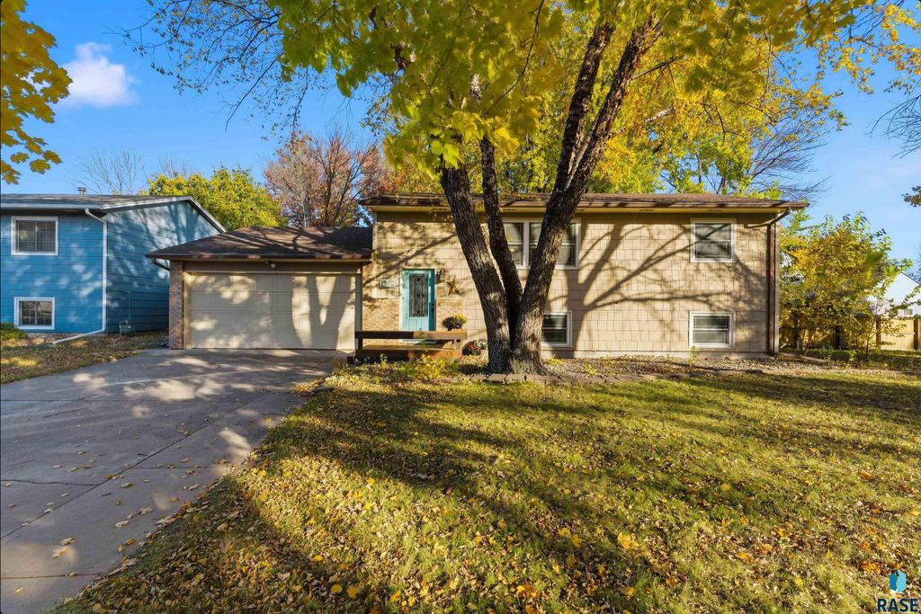 1912 S Hunters Cir Circle, Sioux Falls, SD 57103