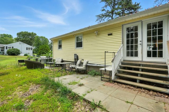 381 N Brook Rd, Springfield, MA 01119