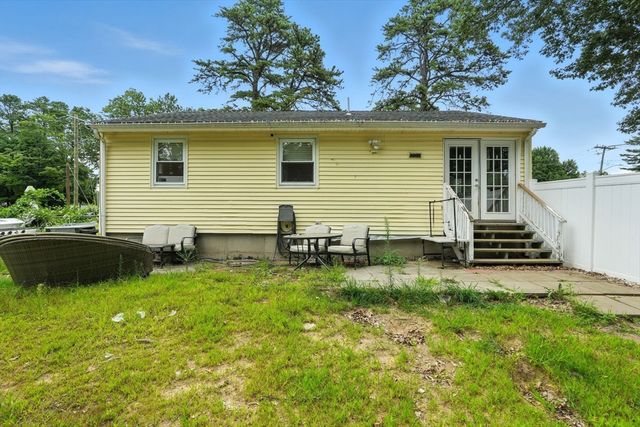 381 N Brook Rd, Springfield, MA 01119