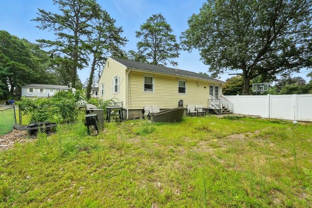 381 N Brook Rd, Springfield, MA 01119