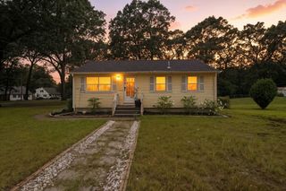 381 N Brook Rd, Springfield, MA 01119