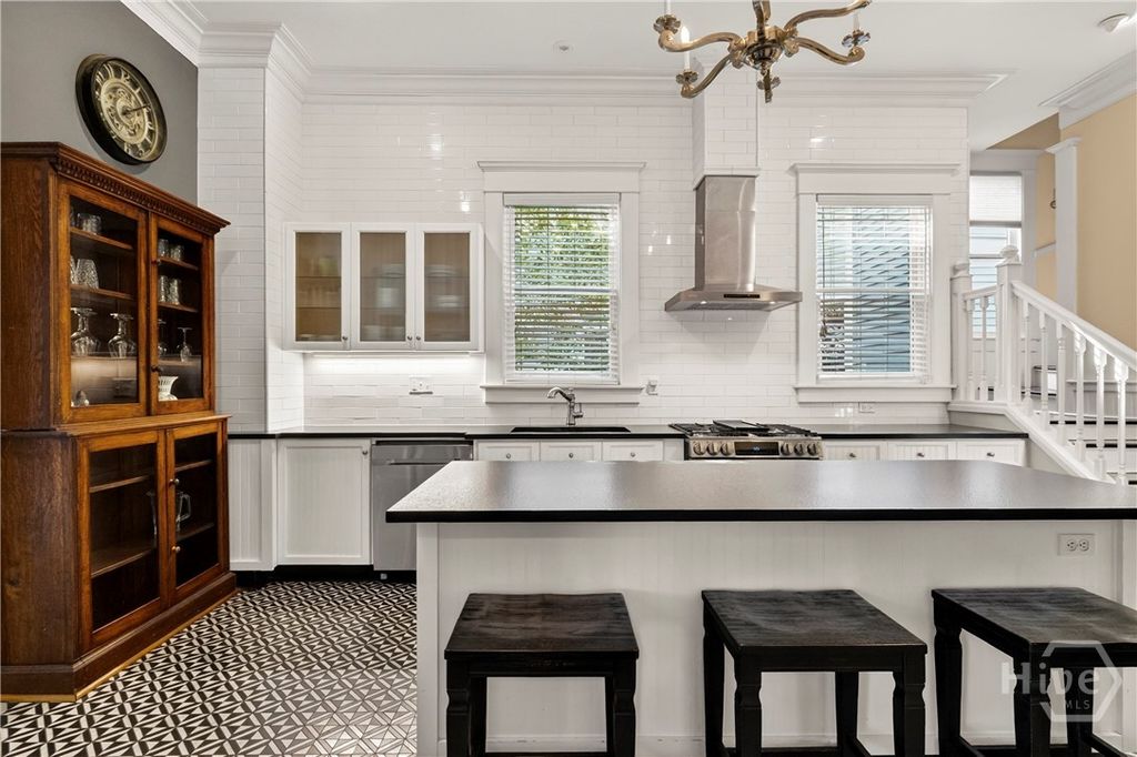 Image 12 of property listing at 121 E 36th Street, Savannah, GA 31401