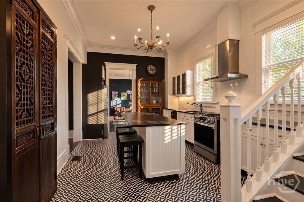 Image 13 of property listing at 121 E 36th Street, Savannah, GA 31401