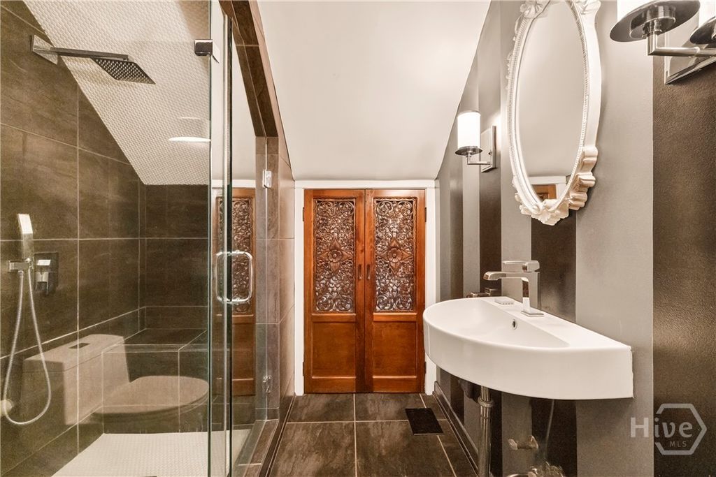 Image 16 of property listing at 121 E 36th Street, Savannah, GA 31401