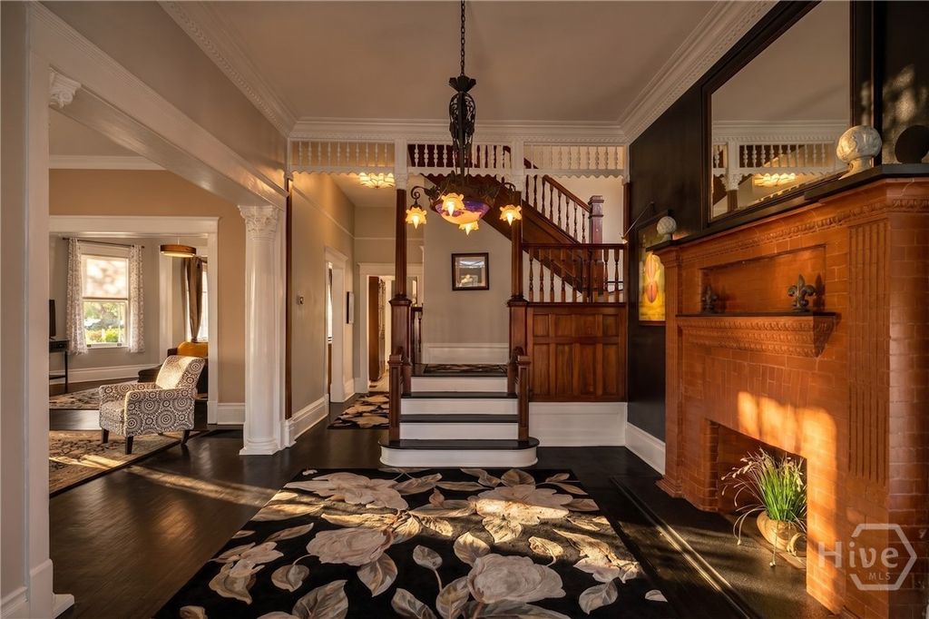 Image 5 of property listing at 121 E 36th Street, Savannah, GA 31401