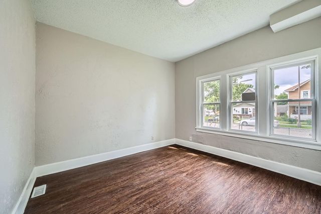 911 Sims Avenue, Saint Paul, MN 55106