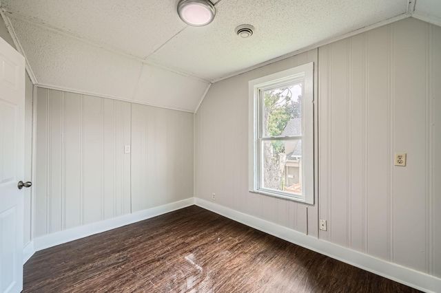 911 Sims Avenue, Saint Paul, MN 55106