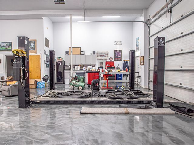 920 E LAKE DRIVE, Tarpon Springs, FL 34688