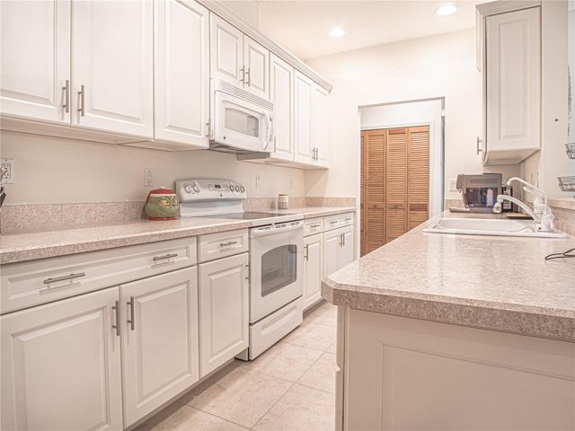 920 E LAKE DRIVE, Tarpon Springs, FL 34688