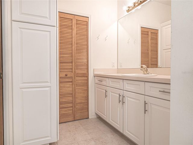 920 E LAKE DRIVE, Tarpon Springs, FL 34688