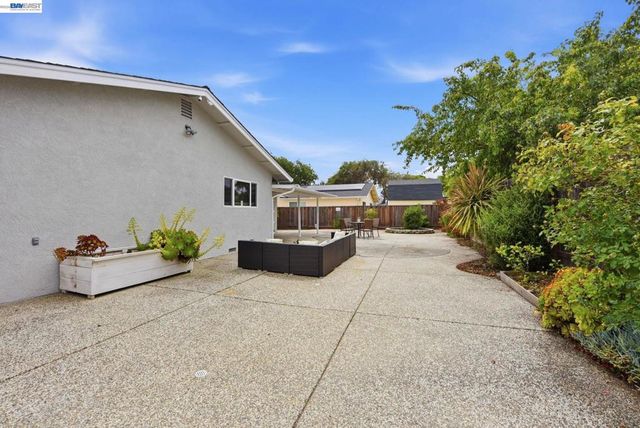6387 Narcissus Ave, Newark, CA 94560