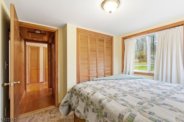 40 E Shore Dr, Hampton Twp., NJ 07860