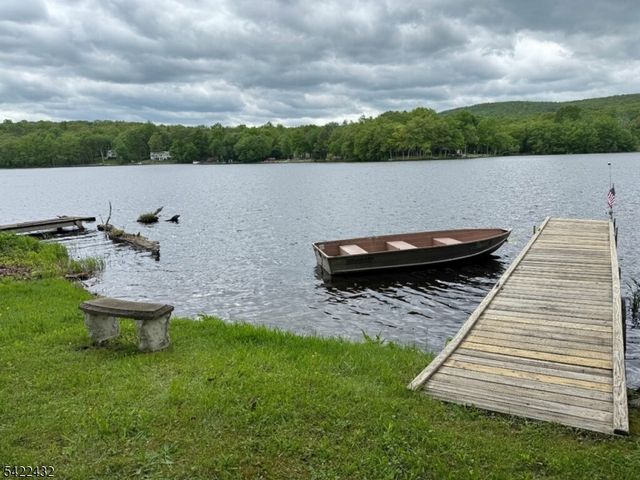 40 E Shore Dr, Hampton Twp., NJ 07860