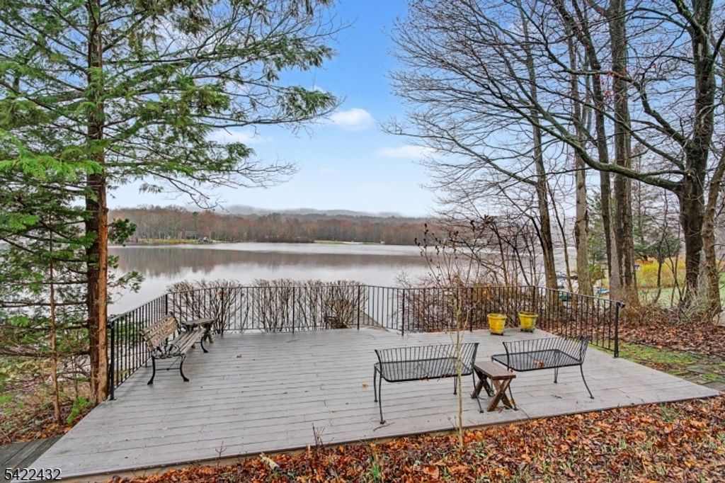 40 E Shore Dr, Hampton Twp., NJ 07860