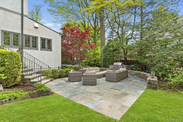 10 Locust Ridge Road, Larchmont, NY 10538