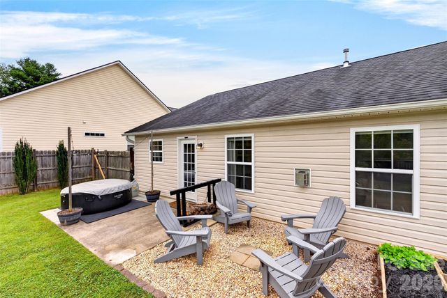 105 Creekwalk Lane, Hendersonville, NC 28792