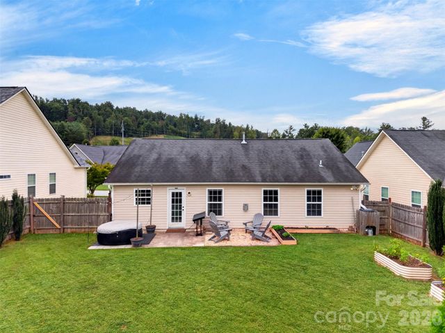 105 Creekwalk Lane, Hendersonville, NC 28792