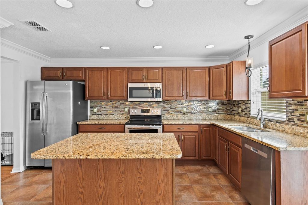 Image 7 of property listing at 8830 ISLA BELLA DRIVE, Orlando, FL 32818