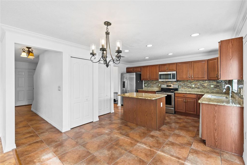 Image 9 of property listing at 8830 ISLA BELLA DRIVE, Orlando, FL 32818