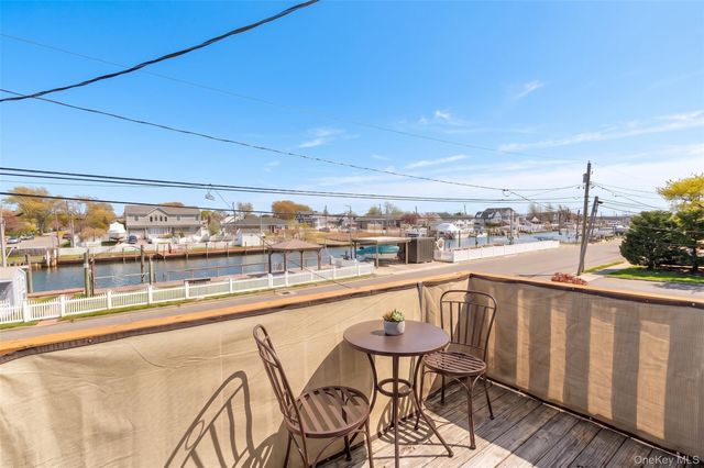 228 W Riviera Drive, Lindenhurst, NY 11757