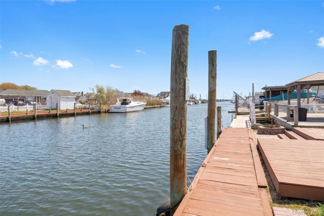 228 W Riviera Drive, Lindenhurst, NY 11757