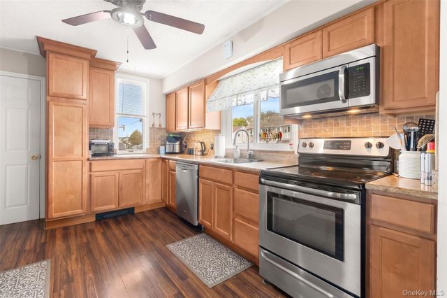228 W Riviera Drive, Lindenhurst, NY 11757
