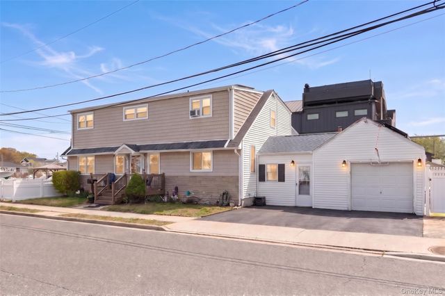 228 W Riviera Drive, Lindenhurst, NY 11757