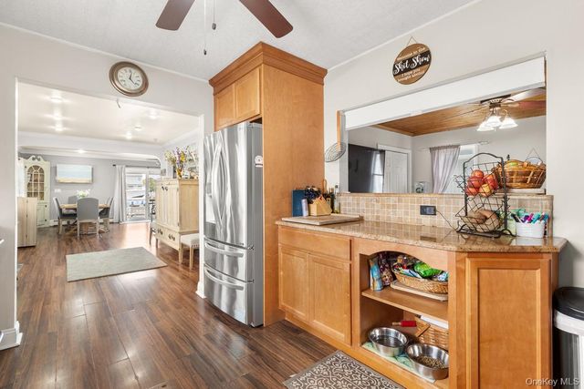 228 W Riviera Drive, Lindenhurst, NY 11757