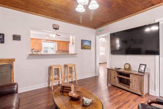 228 W Riviera Drive, Lindenhurst, NY 11757