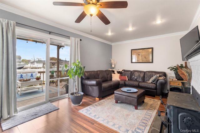 228 W Riviera Drive, Lindenhurst, NY 11757