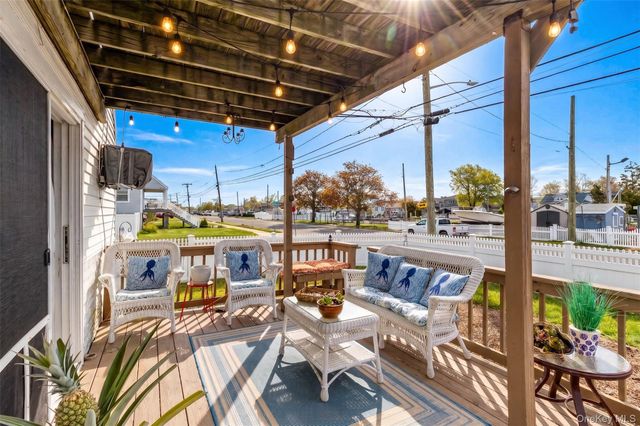228 W Riviera Drive, Lindenhurst, NY 11757