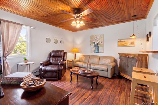 228 W Riviera Drive, Lindenhurst, NY 11757