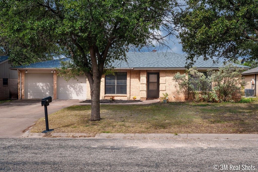 Image 4 of property listing at 3633 Clare Dr, San Angelo, TX 76904